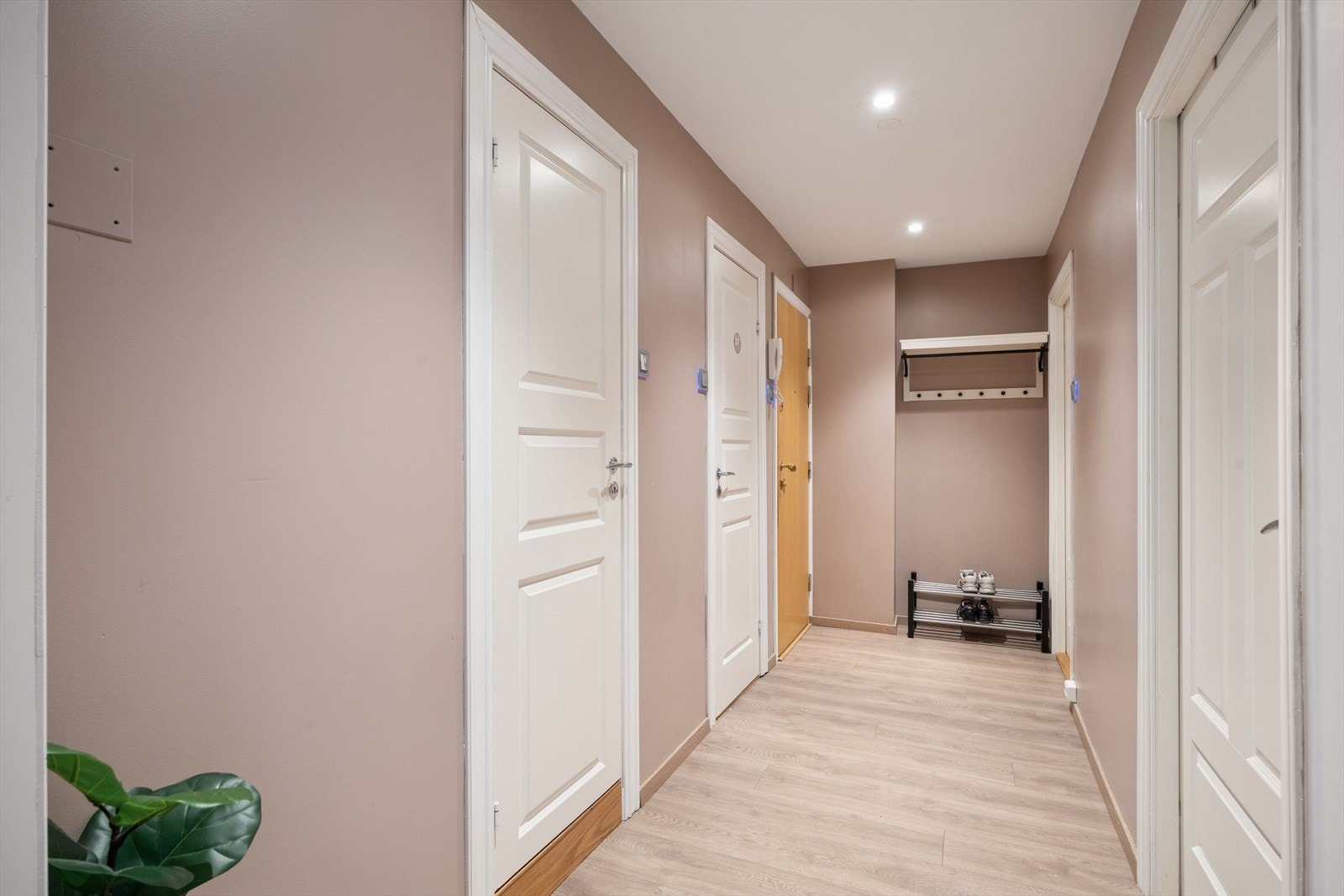 Du ønskes velkommen inn i hyggelig entré med god plass til å henge fra deg yttertøy og sette fra deg sko. Galleribilde