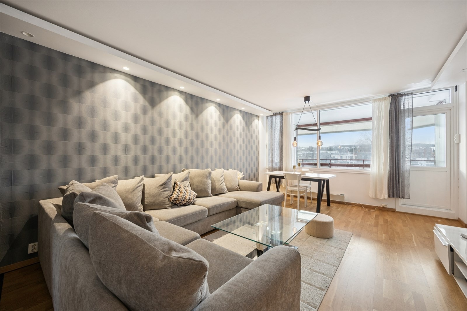 Stuen har store vindusflater som slipper inn rikelig med dagslys. Galleribilde