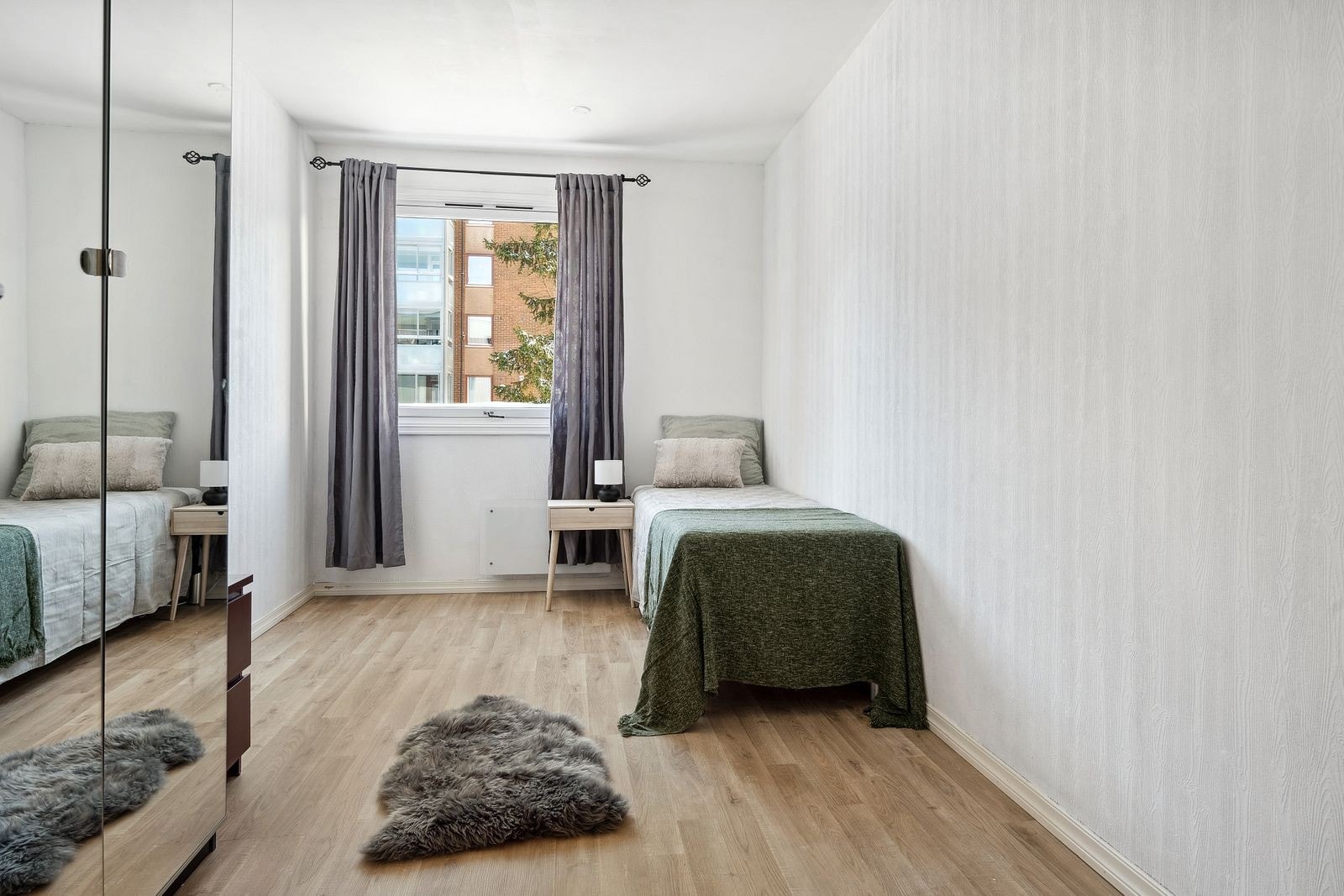 Soverommene er innredet med seng og nattbord, og det er rikelig med plass til garderobeskap og oppbevaring av tøy og øvrige eiendeler. Galleribilde