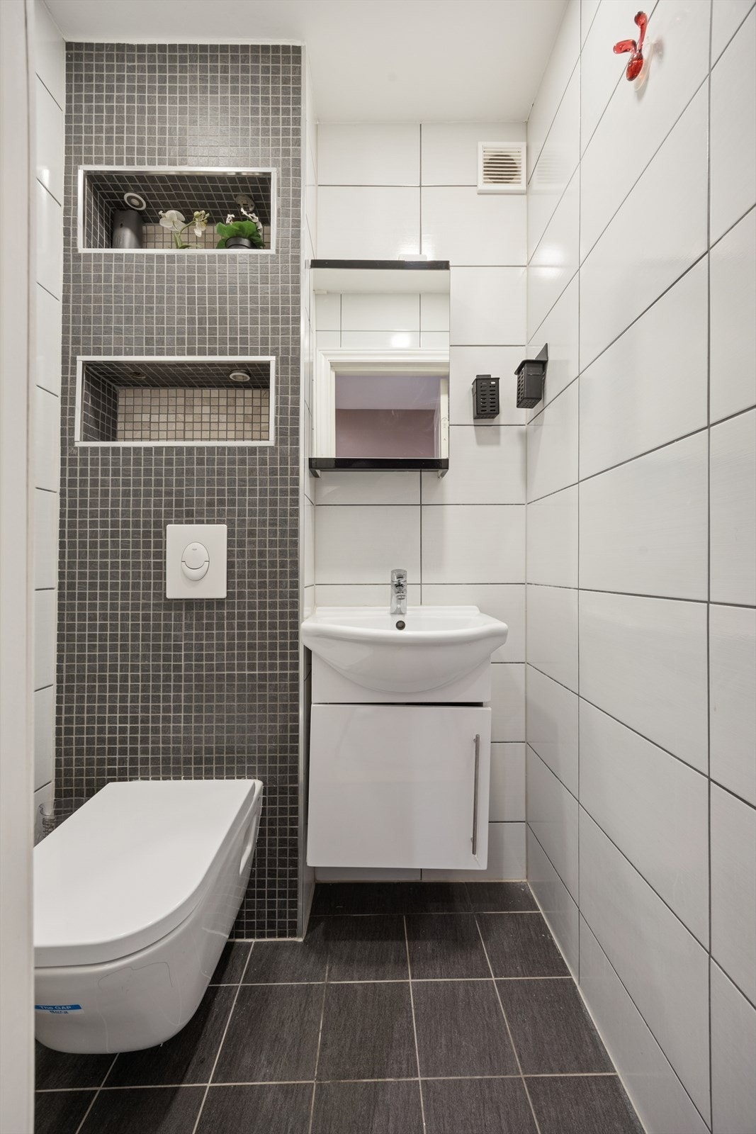 Leiligheten har et separert toalettrom som ble oppgradert i 2016 med vegghengt toalett og innredning med slette fronter og heldekkende servant med 1-greps blandebatteri. Galleribilde