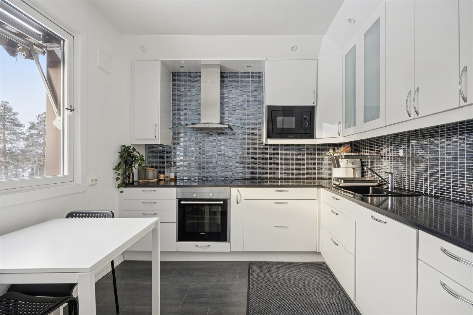 Stort, separat kjøkken med rikelig skap- og benkeplass. Galleribilde