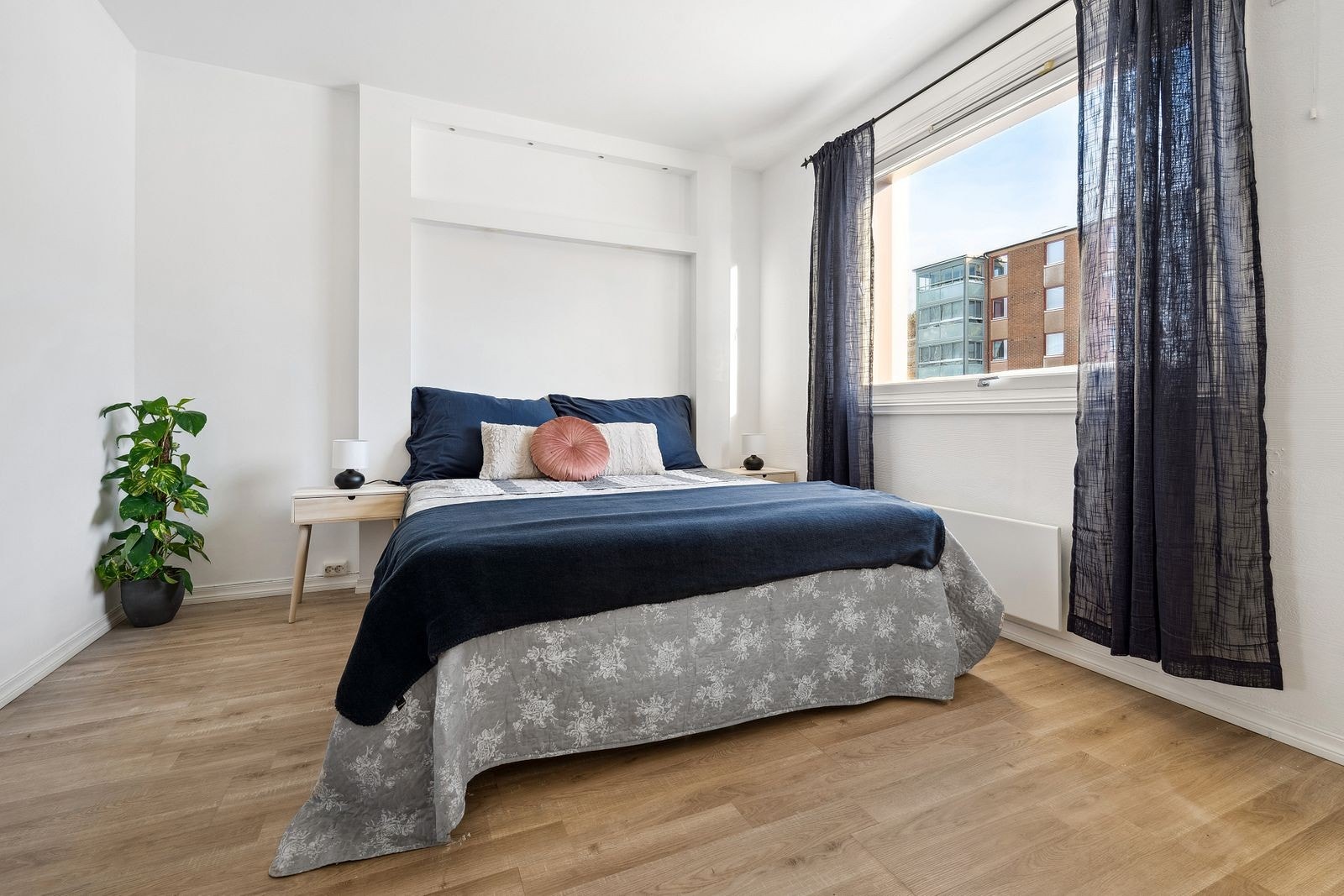 Leiligheten har tre romslige og innbydende soverom, alle med god plass til seng og tilhørende møblement. Galleribilde