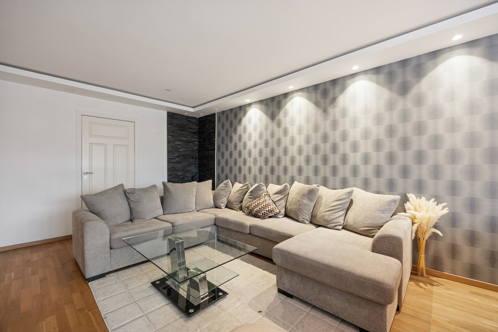 Rommet har god plass til både tv-møblement, spise- og sofagruppe. Galleribilde