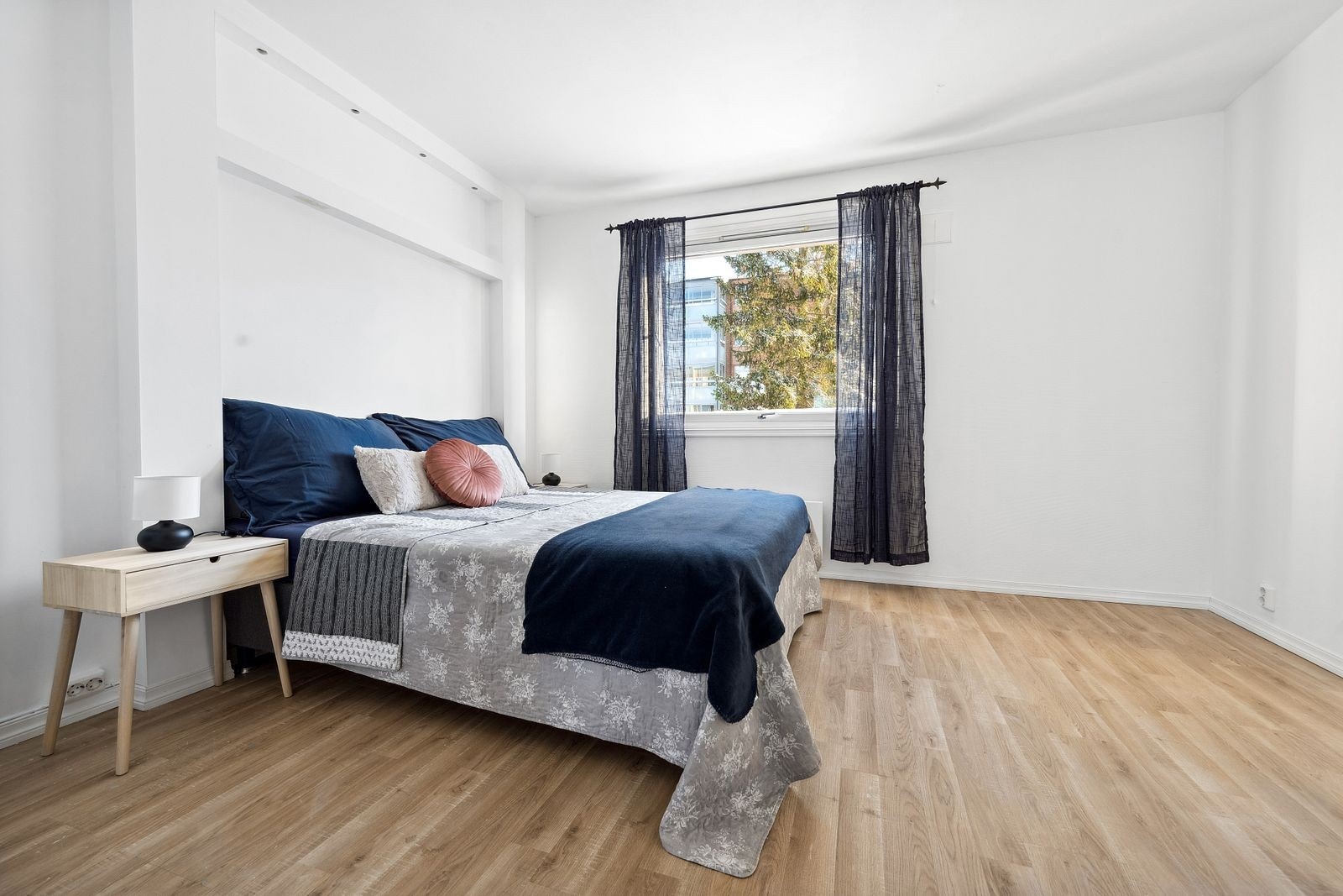 To av soverommene har adkomst fra entréen, mens hovedsoverommet ligger skjermet til med adkomst fra stuen. Galleribilde