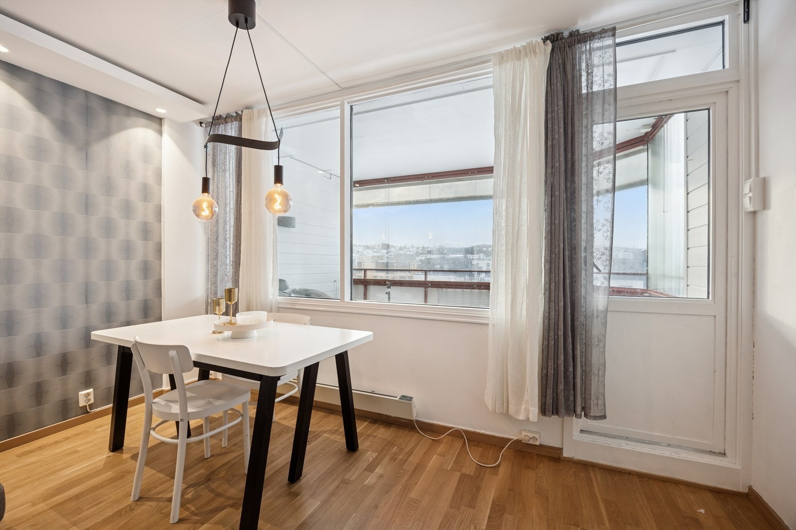 God plass til spisebord med tilhørende stoler. Galleribilde