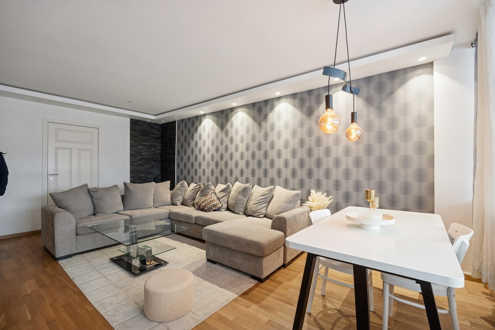 Romslig og lys stue som oppleves som lett å innrede. Galleribilde