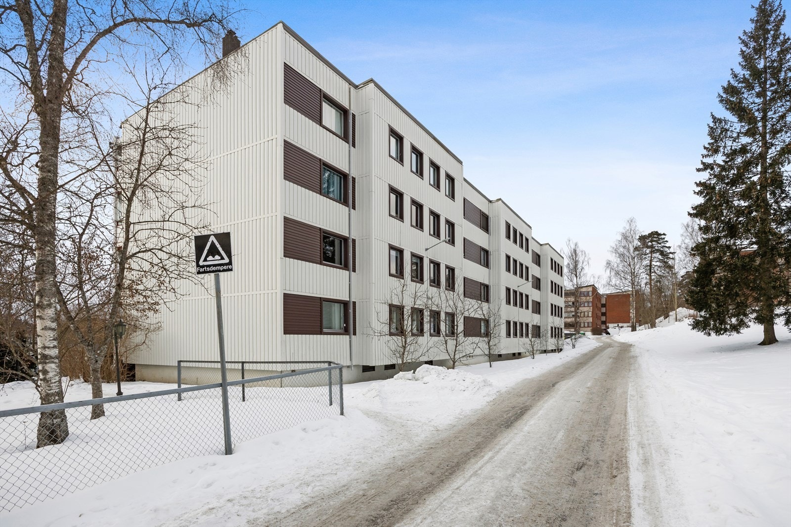 Leiligheten har en populær beliggenhet i et meget sentralt og attraktivt boligområde i Lørenskog kommune, mellom Metro senter og Lørenskog Storsenter Triaden. Galleribilde
