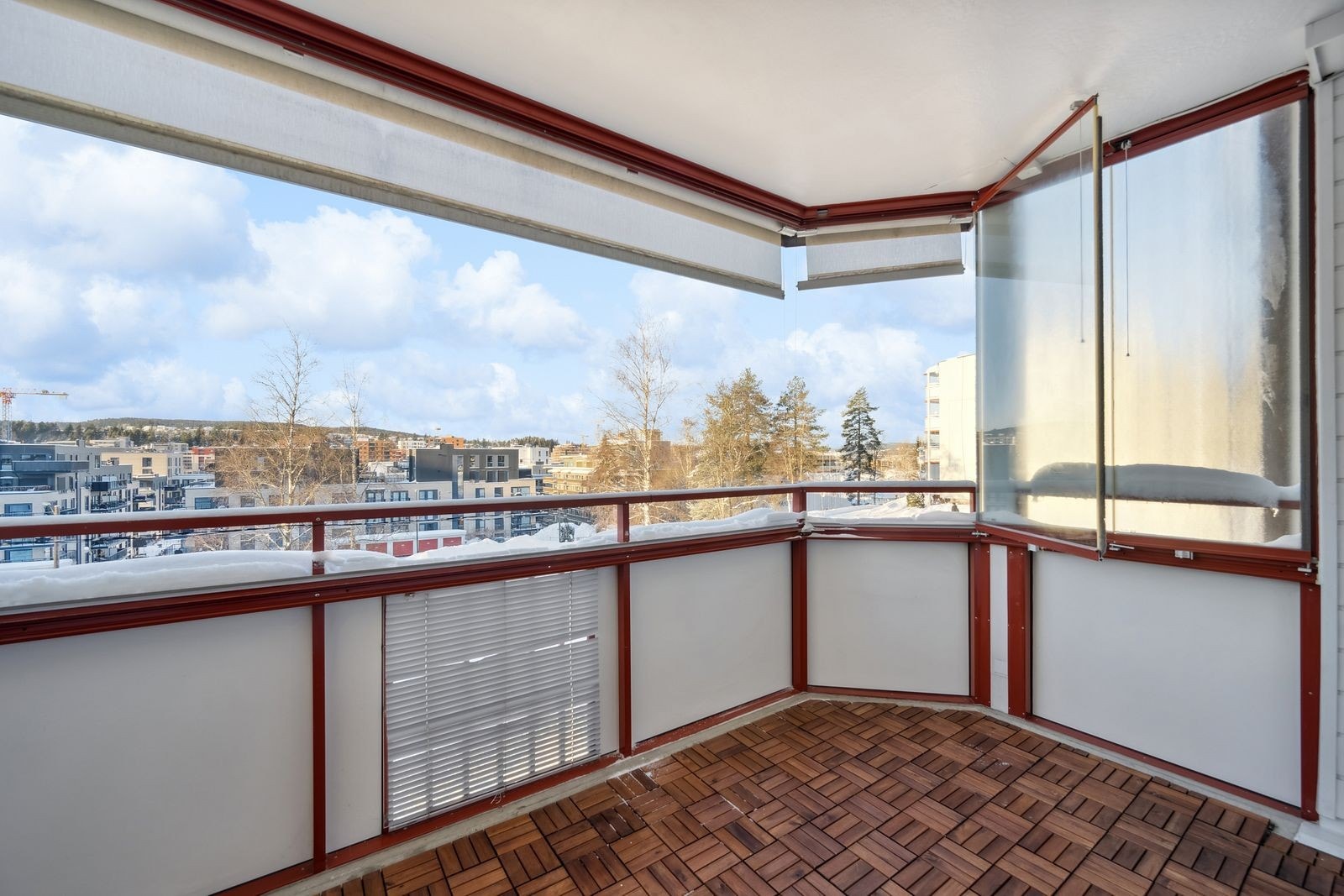 Fra stuen er det utgang til en koselig, innglasset balkong som fungerer som en naturlig forlengelse av stuen og kan benyttes året rundt. Galleribilde