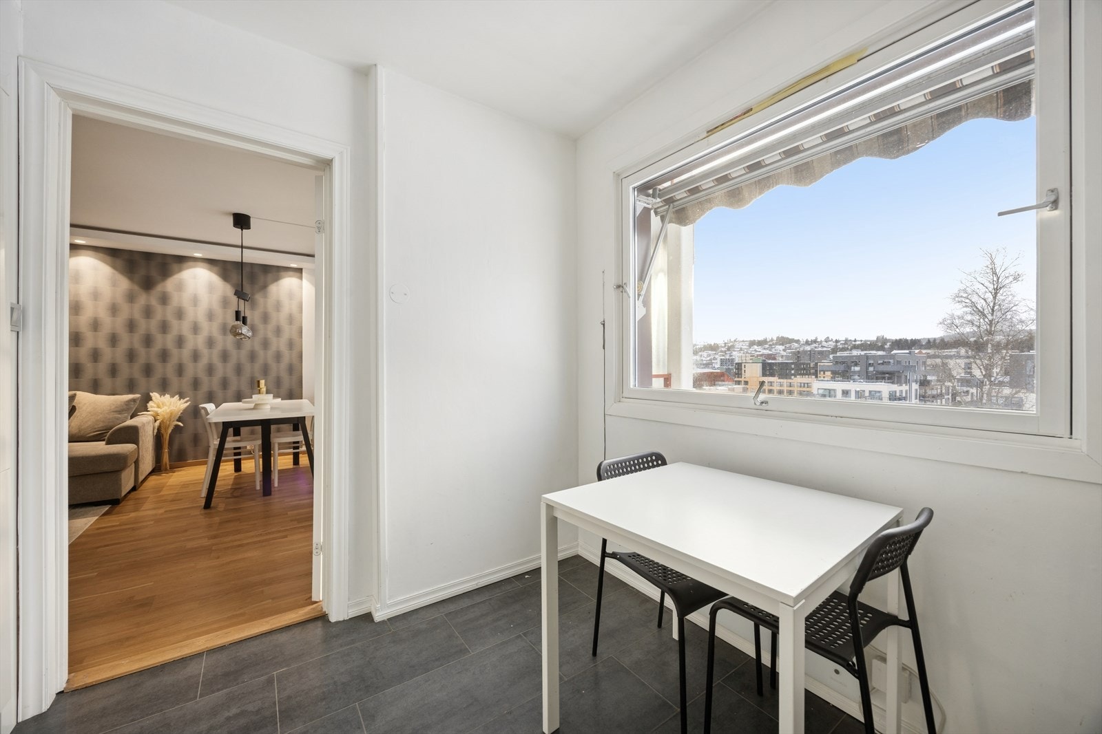 Plass til et mindre spisebord med tilhørende stoler. Galleribilde