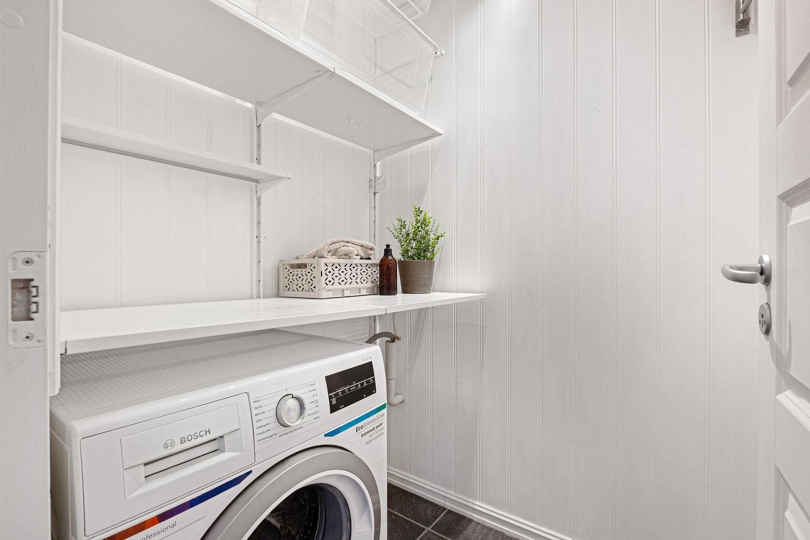 Leiligheten har også et praktisk, separat vaskerom. Galleribilde