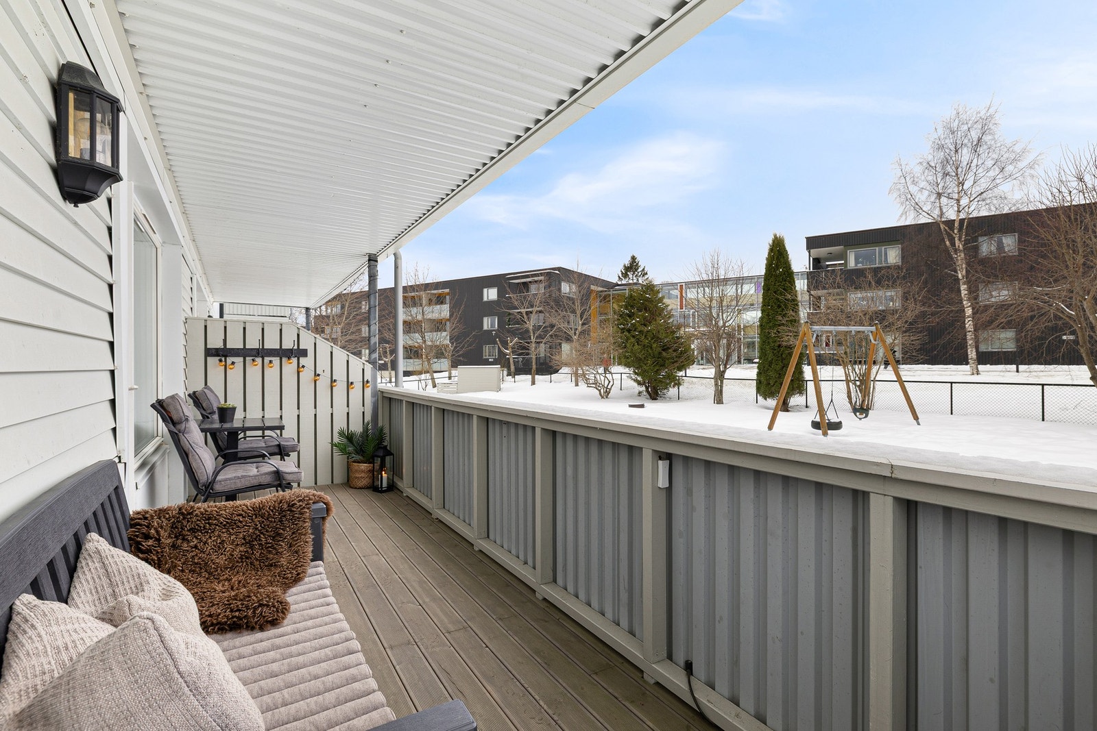 Stuen forlenges i en herlig, overbygd altan på 9 kvm. Galleribilde