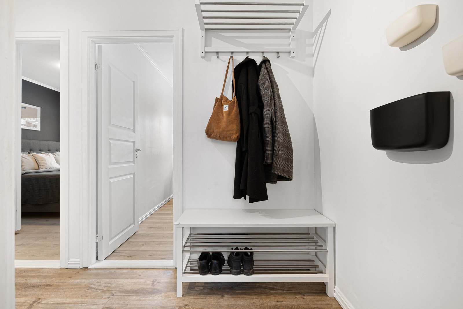 Leiligheten disponerer lagringsplass i tre eksterne boder. Én på loft og to i kjeller. Galleribilde