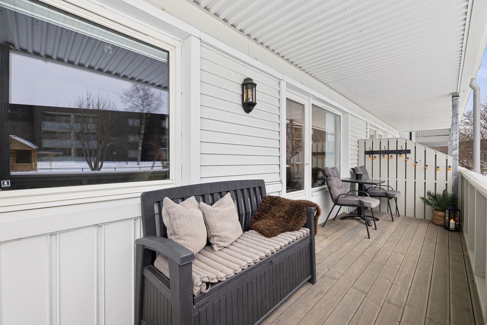 God plass til sittegruppe i solveggen. Galleribilde