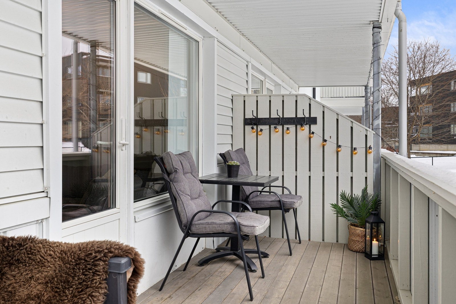 Fra altanen er det trapp ned til en stor, felles hage. Galleribilde