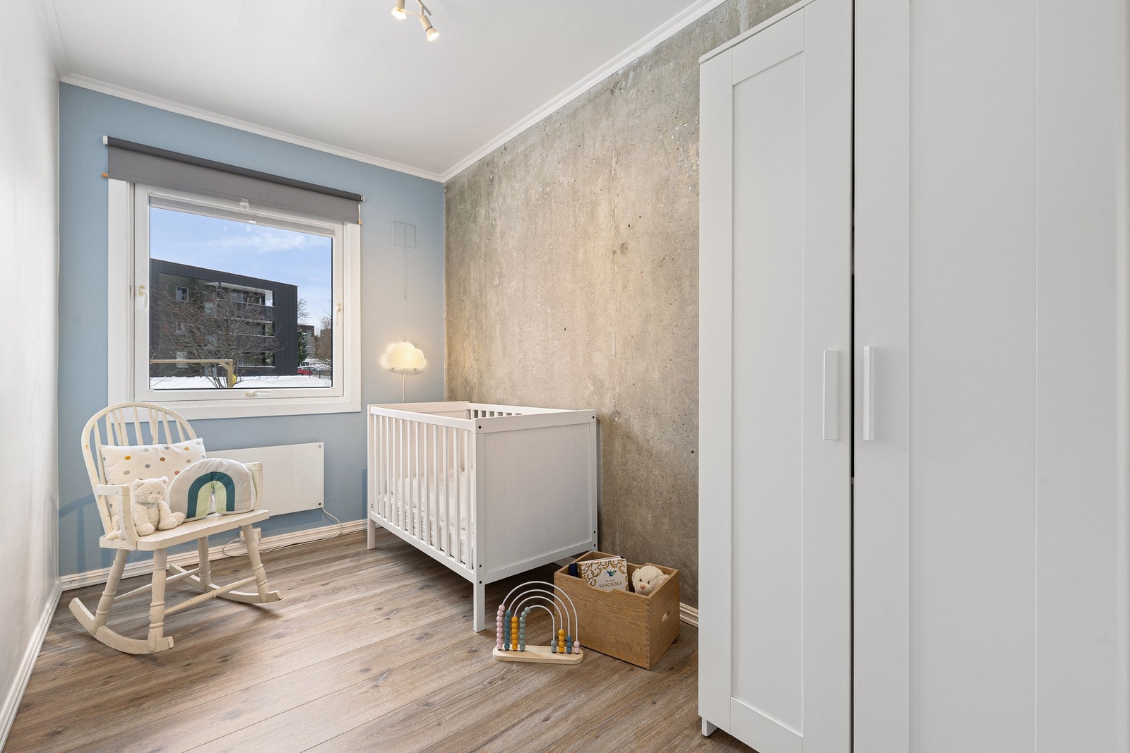 Soverom på 7 kvm. Begge soverommene har ny solskjerming fra Kjells Markiser. Galleribilde