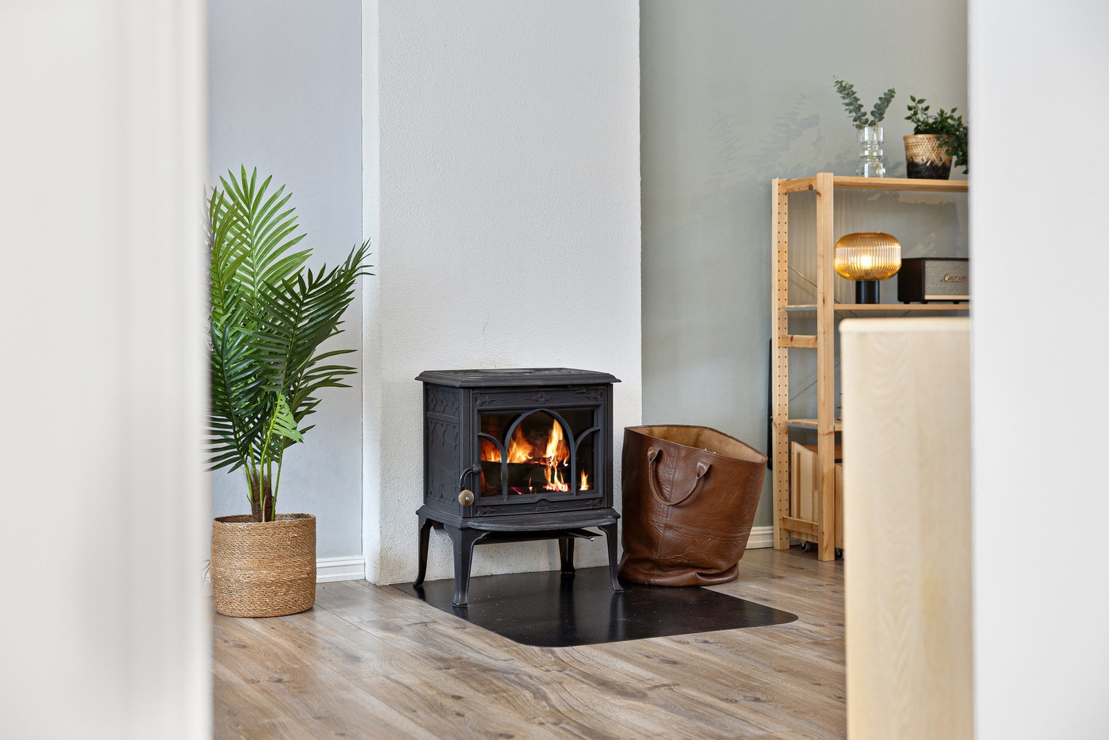 Vedovnen på stuen sørger for lun og effektiv oppvarming i vinterhalvåret. Galleribilde