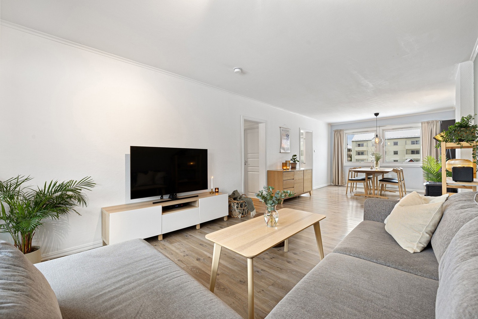 På stuen er det store vinduer på begge sider av rommet og luftig atmosfære. Galleribilde