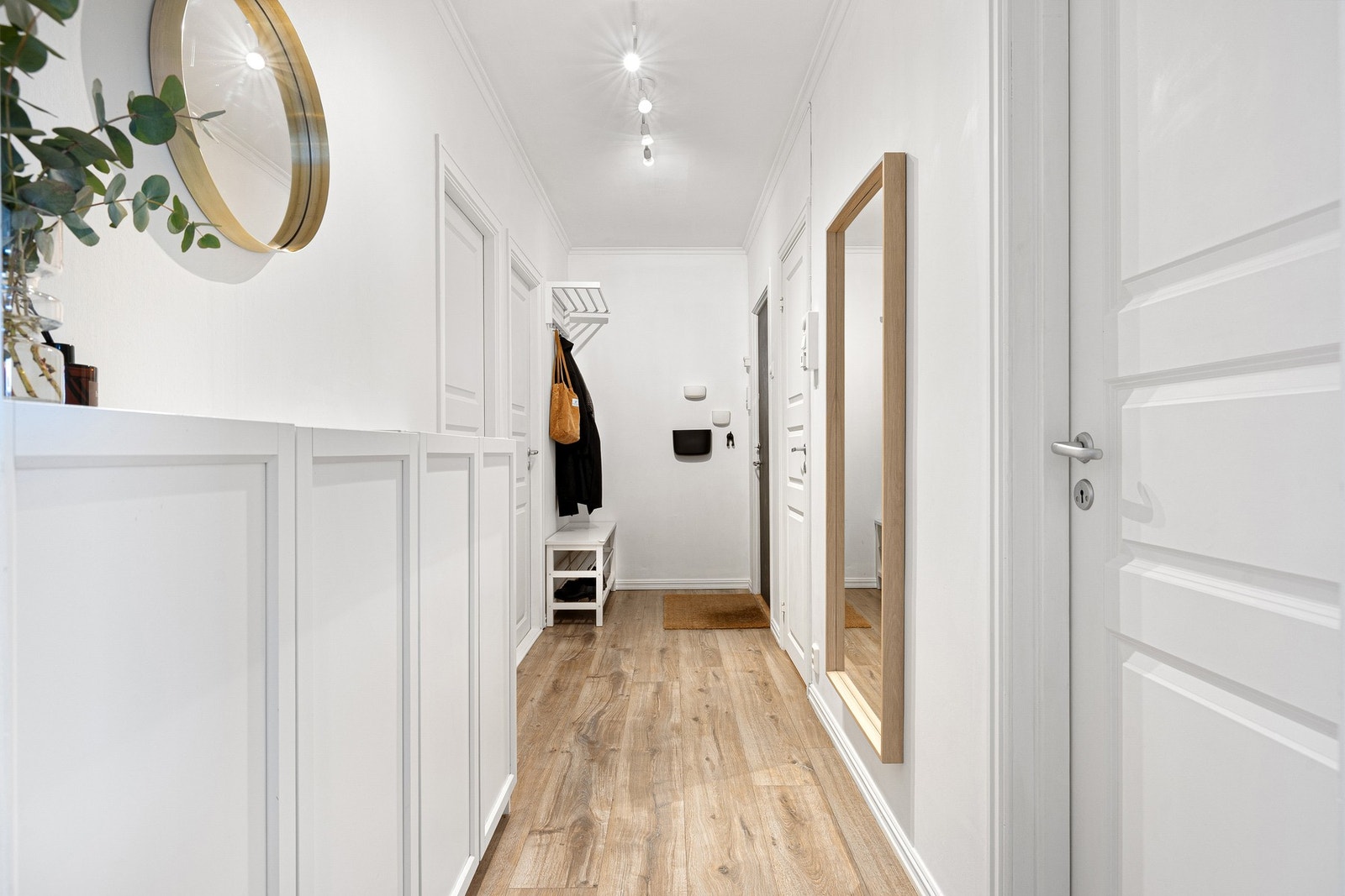 Lys og innbydende entré med god plass til garderobeløsning.
Leiligheten har lave månedlige felleskostnader på 4.250 kr. Galleribilde