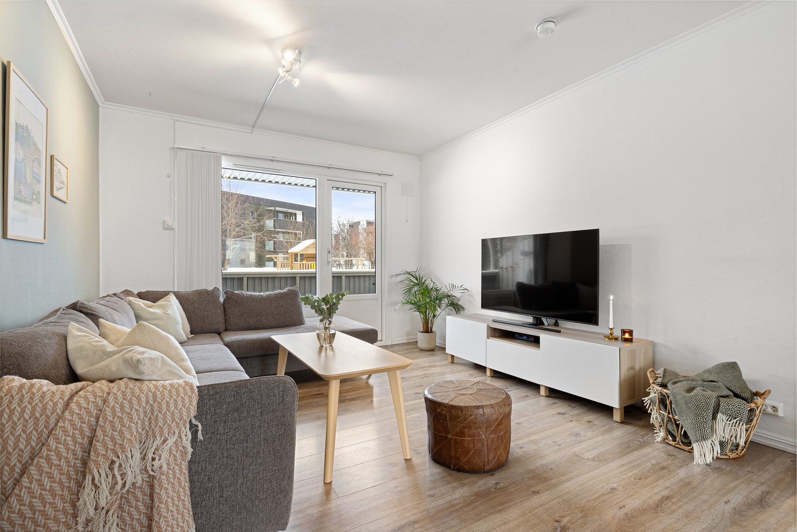 Leiligheten har ypperlig beliggenhet i 1. etasje, med direkte utgang til altan og hage. Galleribilde