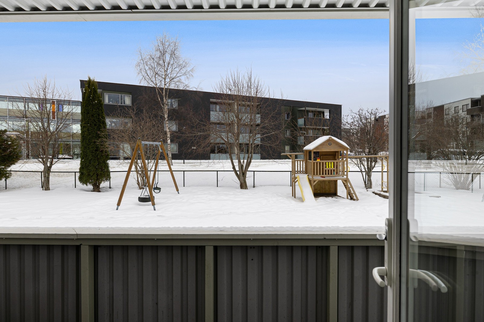 Her bor du i et veldrevet og rolig borettslag med gangavstand til butikk, kollektivtransport, bibliotek og treningssenter. Galleribilde