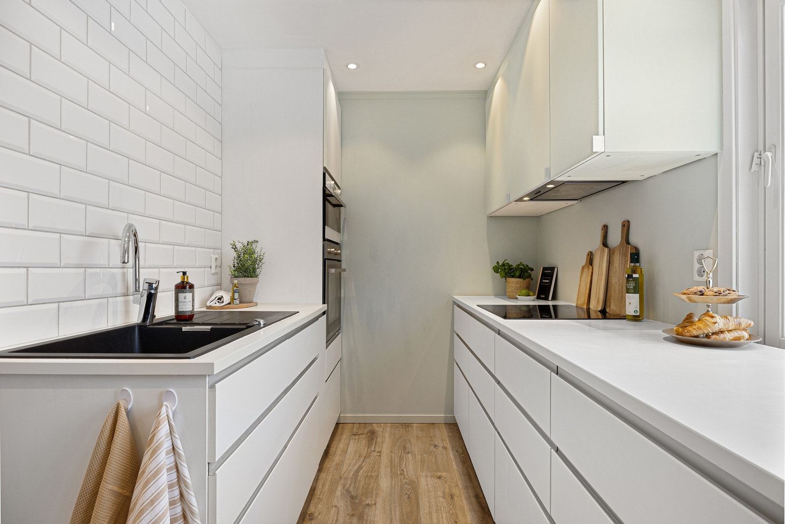 Delikat kjøkken med funksjonell utforming og moderne innredning. Galleribilde