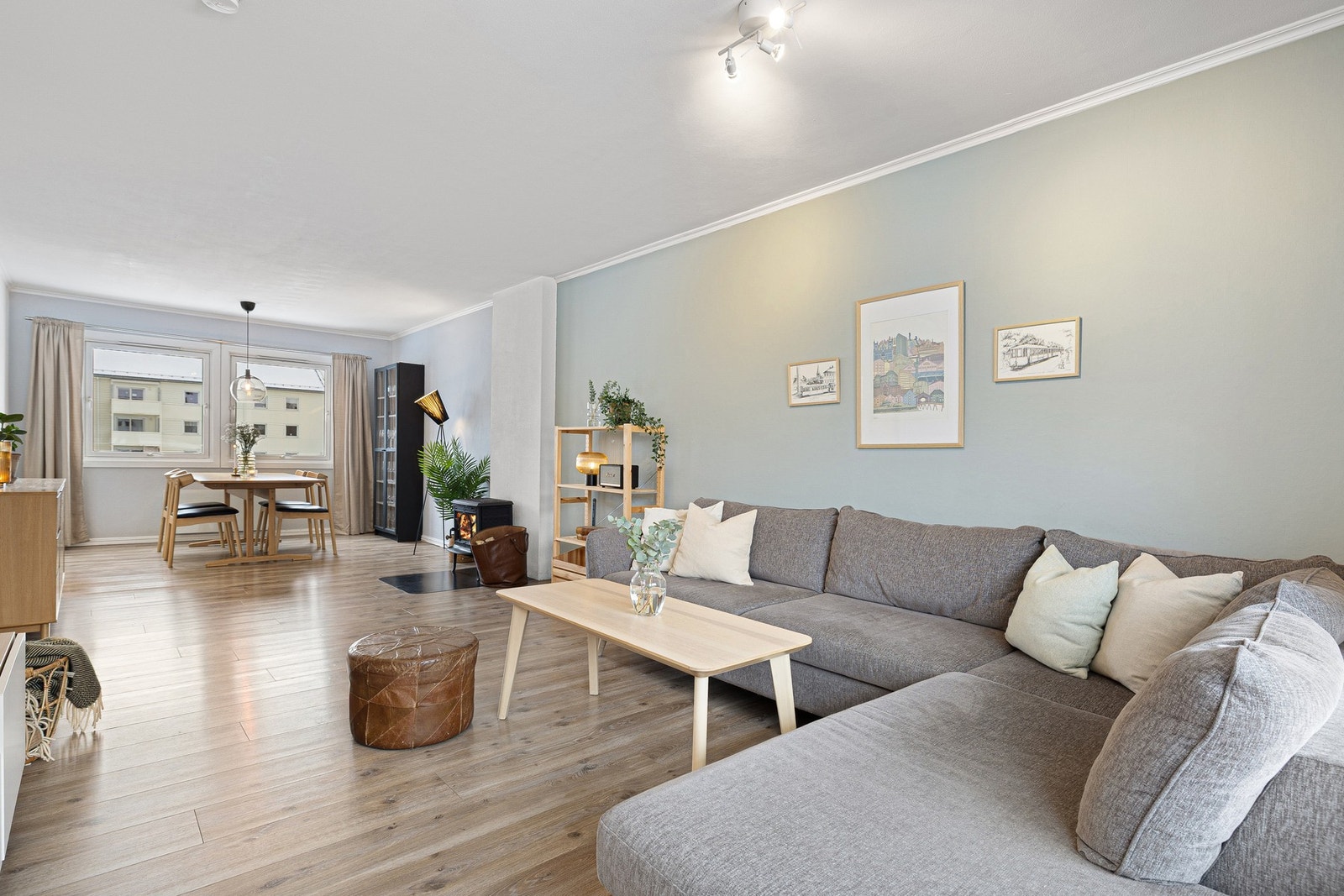 God plass til både sofakrok og spisestue med et større spisebord. Galleribilde