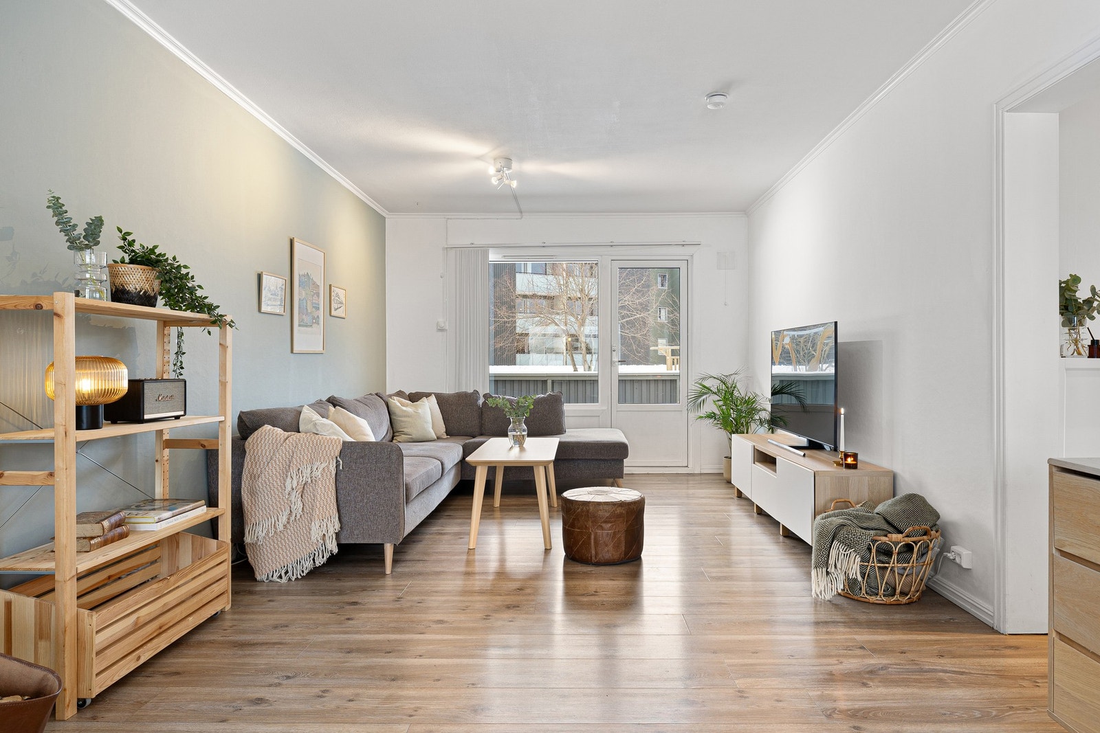 Velkommen til Nordre Hallsetveg 90 B - en lys leilighet med gjennomgående god standard og sentral beliggenhet på Hallset. Galleribilde