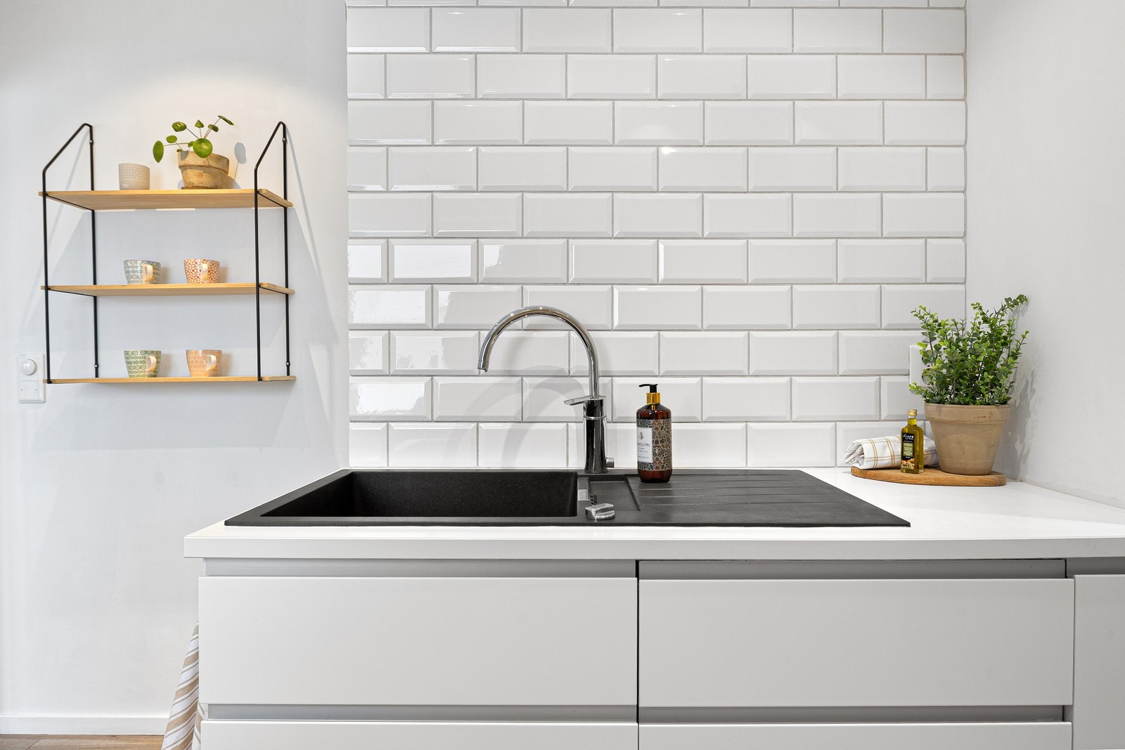 Dekorative flis på veggen i oppvasksonen. Galleribilde