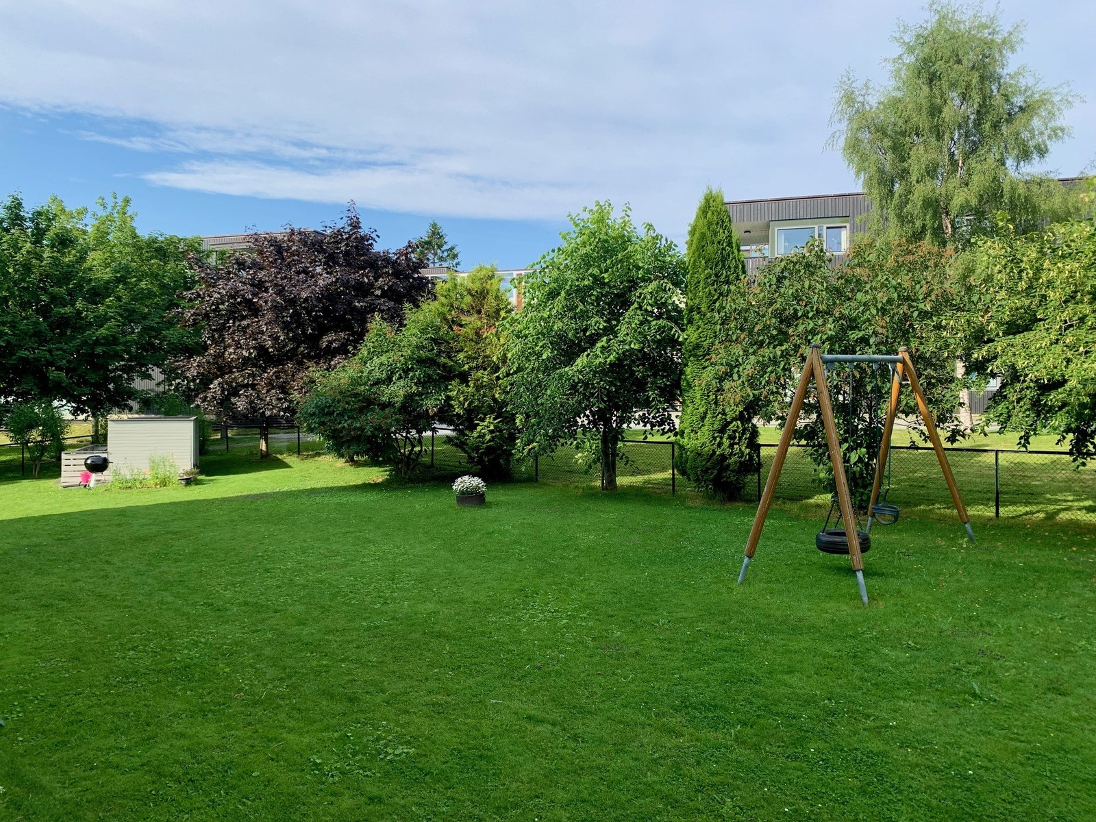 Trær rundt eiendommen skjermer for innsyn fra naboer. Galleribilde