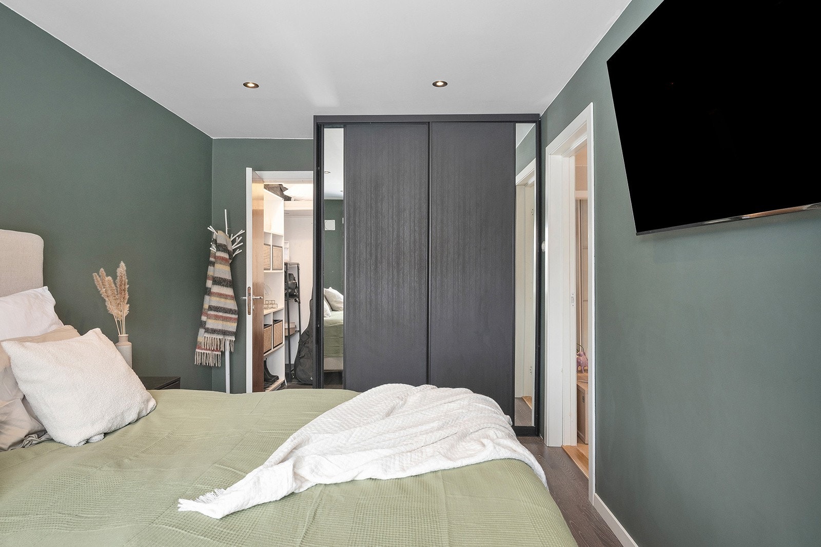 Hovedsoverommet har god plass til dobbeltseng og tilhørende møblement. Galleribilde