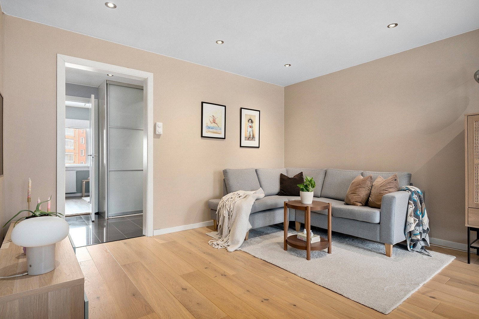 De store vindusflatene slipper inn rikelig med lys og skaper en hyggelig stemning og romfølelse. Galleribilde