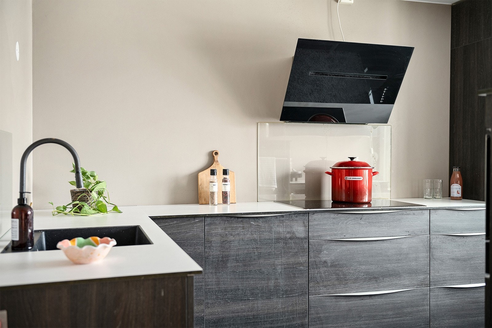 Integrert hvitevarer som komfyr, vinskap, induksjon platetopp, mikroovn, oppvaskmaskin og kjøl/frys. Galleribilde