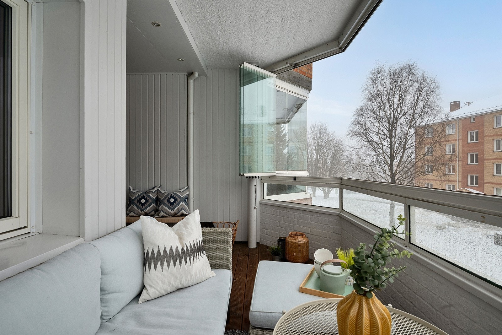 På balkongen er det gode solforhold og plass til både utemøbler og grill. Balkongen blir som en naturlig forlengelse av stuen. Galleribilde