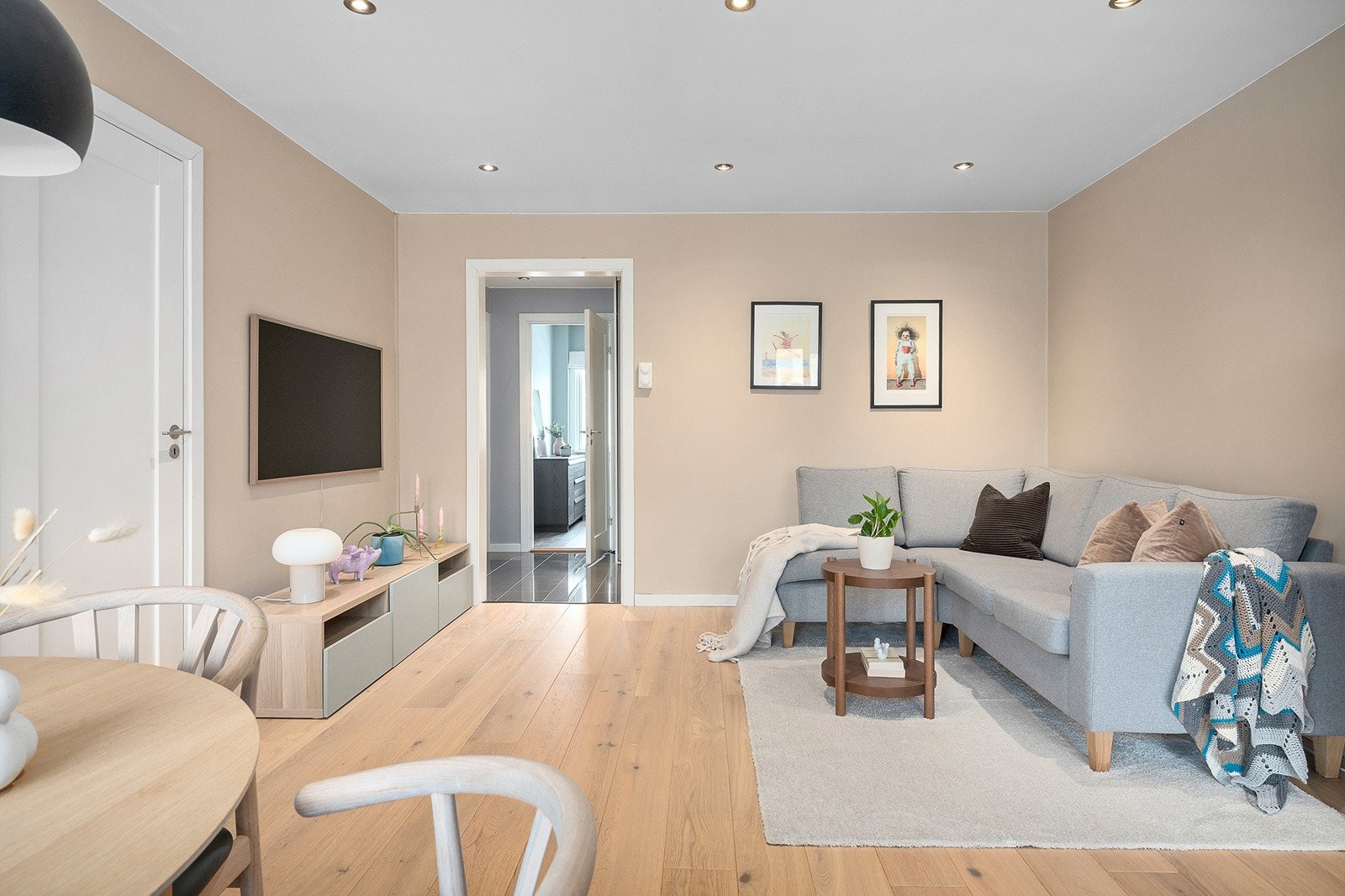 Lys og romslig stue med god plass til sittegruppe og spisebord. Galleribilde