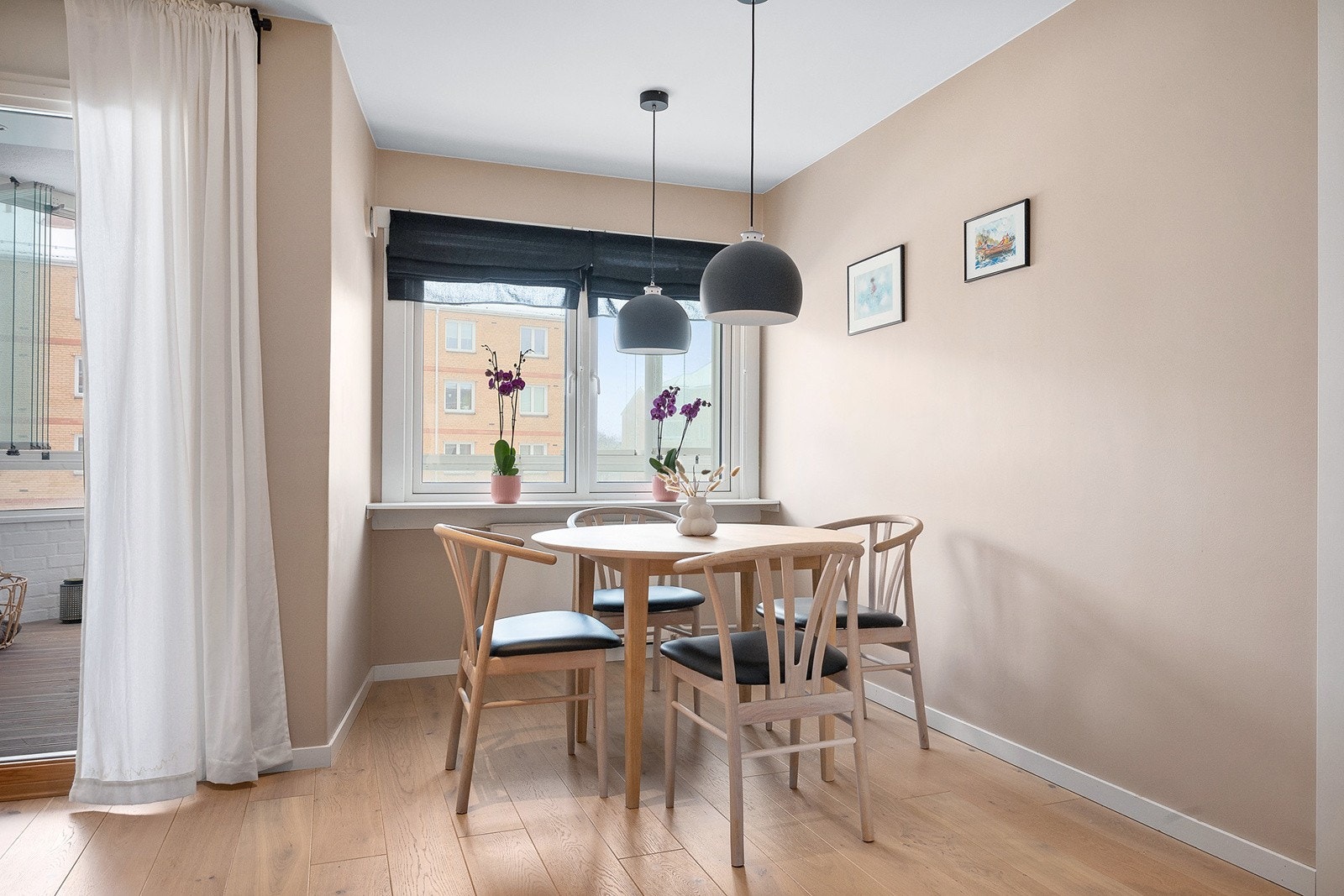 Stuen har naturlige soner som gjør det enkelt å møblere. Galleribilde