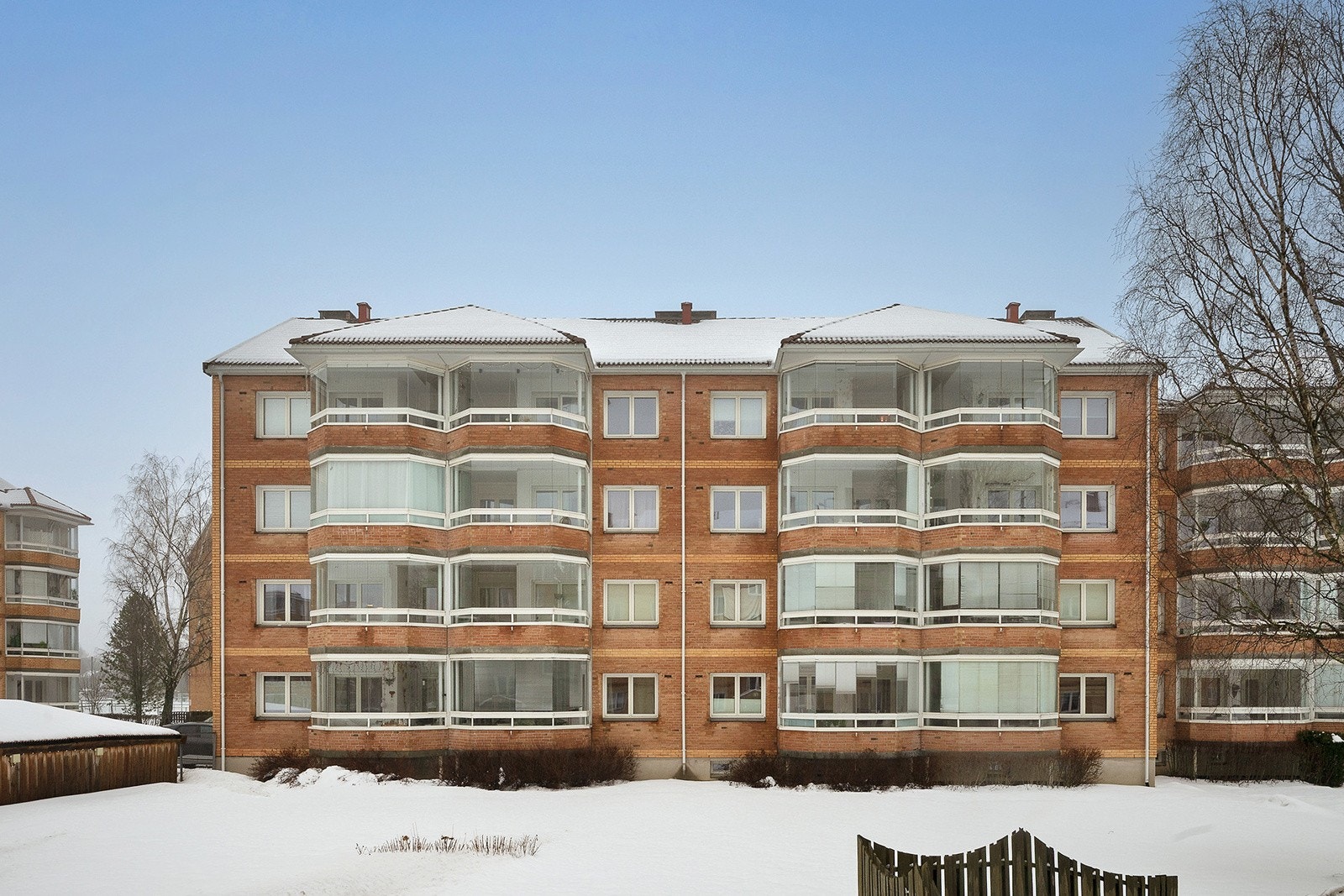 Borettslagstomten er meget pent stelt med grøntområder mellom og rundt blokkene. Blokken ligger sentralt med kort vei til nærbutikken og alle forretninger og servicetilbud. Galleribilde