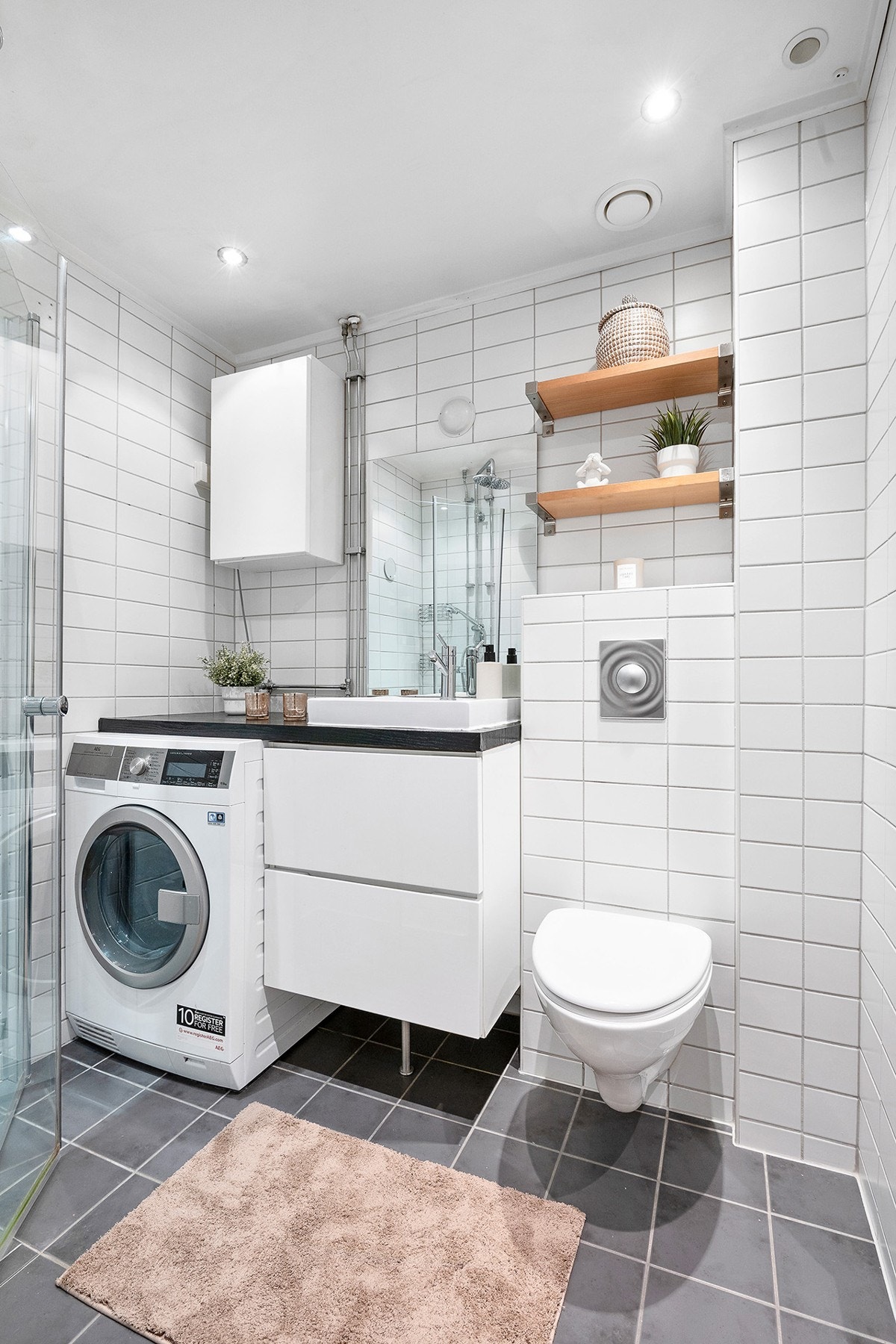 Lyst flislagt bad rehabilitert i regi av borettslaget i 2006. Galleribilde