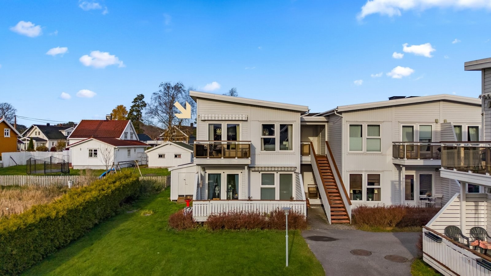 Velkommen til Stasjonsveien 9J - En trivelig og innbydende 3-roms leilighet beliggende i et etablert og barnevennlig boligområde på Bjørkelangen. Galleribilde