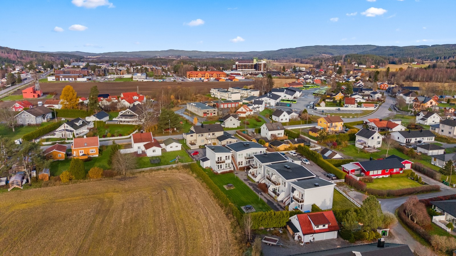 Daglige innkjøp kan gjøres på Kiwi Bjørkelangen, Coop Extra Bjørkelangen og Rema 1000 Bjørkelangen, alle innen ca. 10-11 minutters gange fra boligen. Bjørkelangen sentrum byr på et godt og variert servicetilbud med blant annet kjøpesenter. Galleribilde