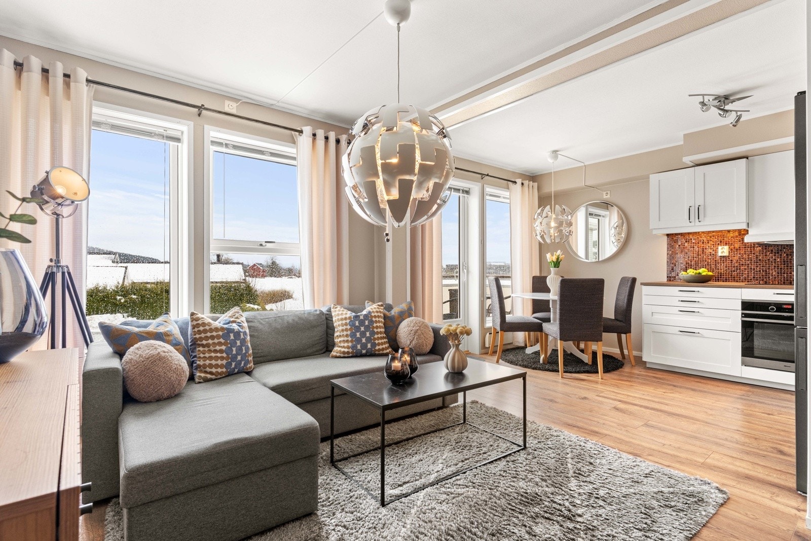 Fra stuen er det utgang til balkong. Galleribilde