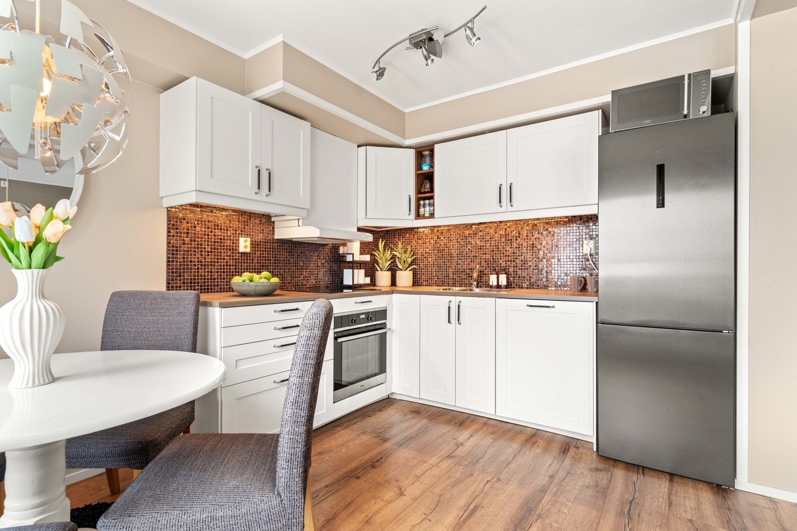 Kjøkkenet er utstyrt med integrert stekeovn, induksjonstopp, oppvaskmaskin samt ventilator. Galleribilde