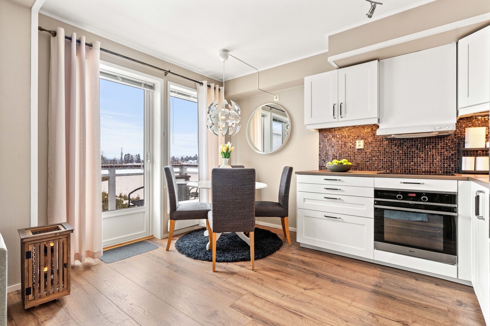 Det har profilerte fronter, laminat benkeplate og fliser på vegg over benk. Galleribilde