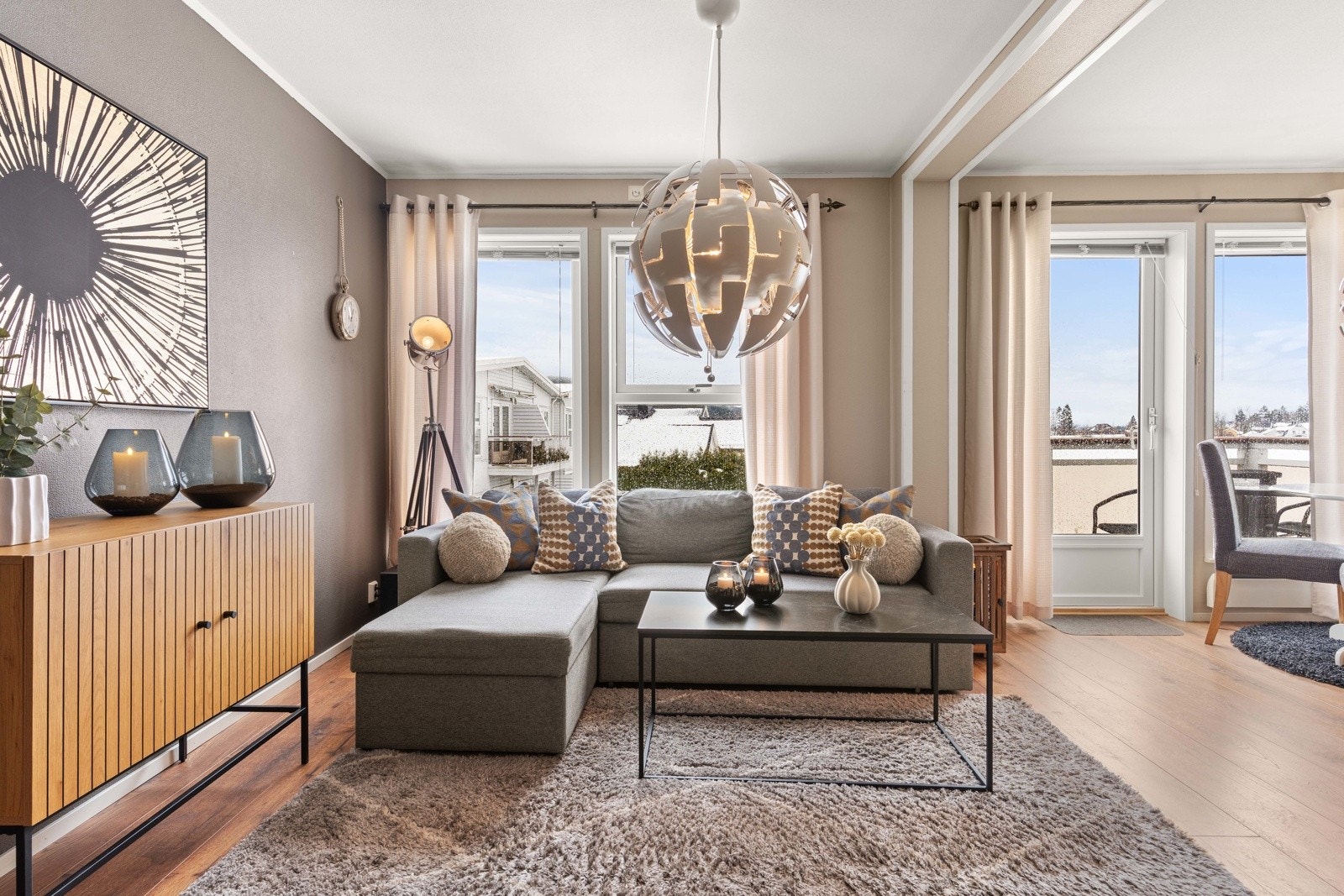 Stuen ligger i åpen løsning med kjøkkenet og fremstår som lys og trivelig. Galleribilde