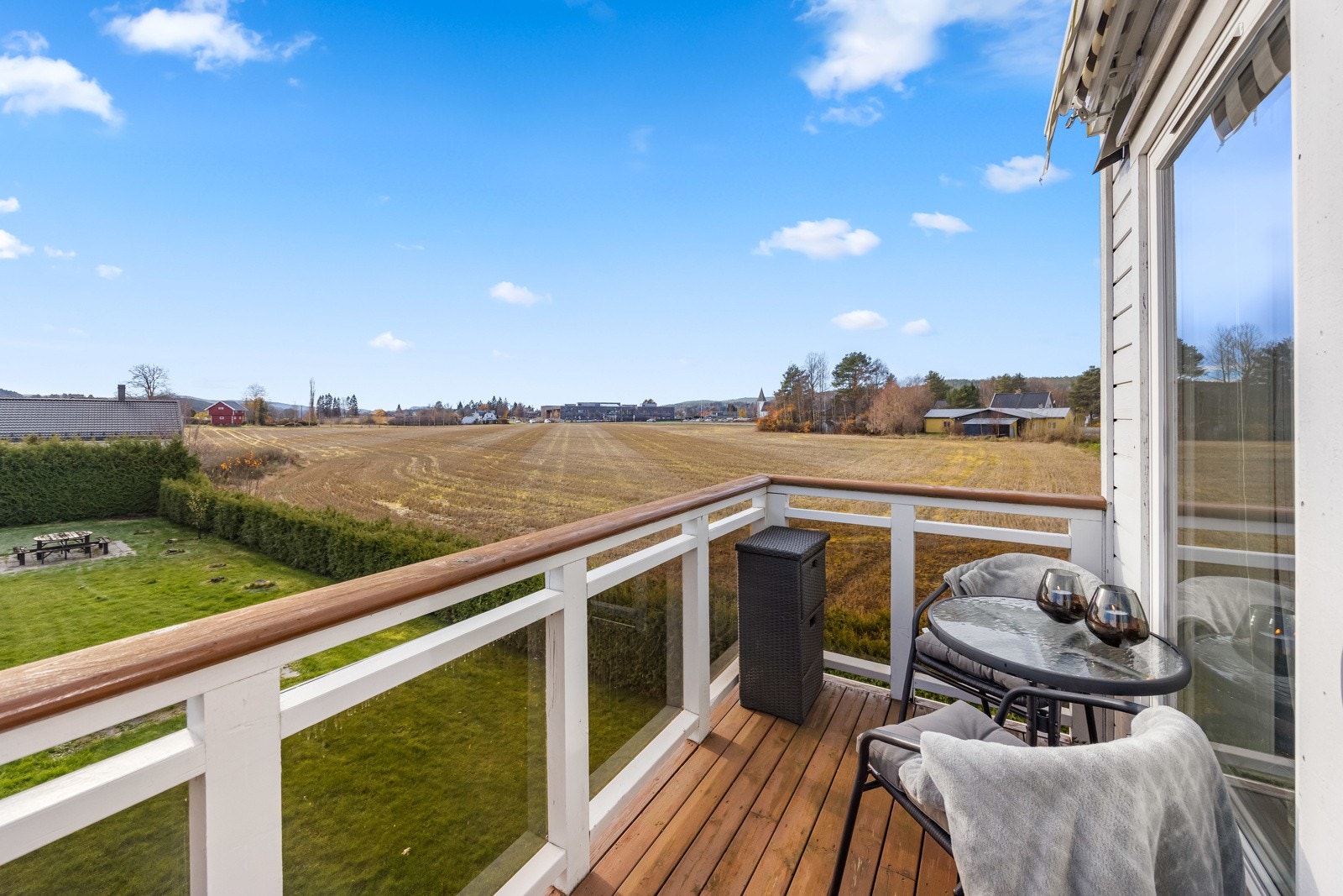 Leiligheten byr på en praktisk planløsning med alt på ett plan samt balkong med fine uteforhold og idyllisk utsikt. Galleribilde