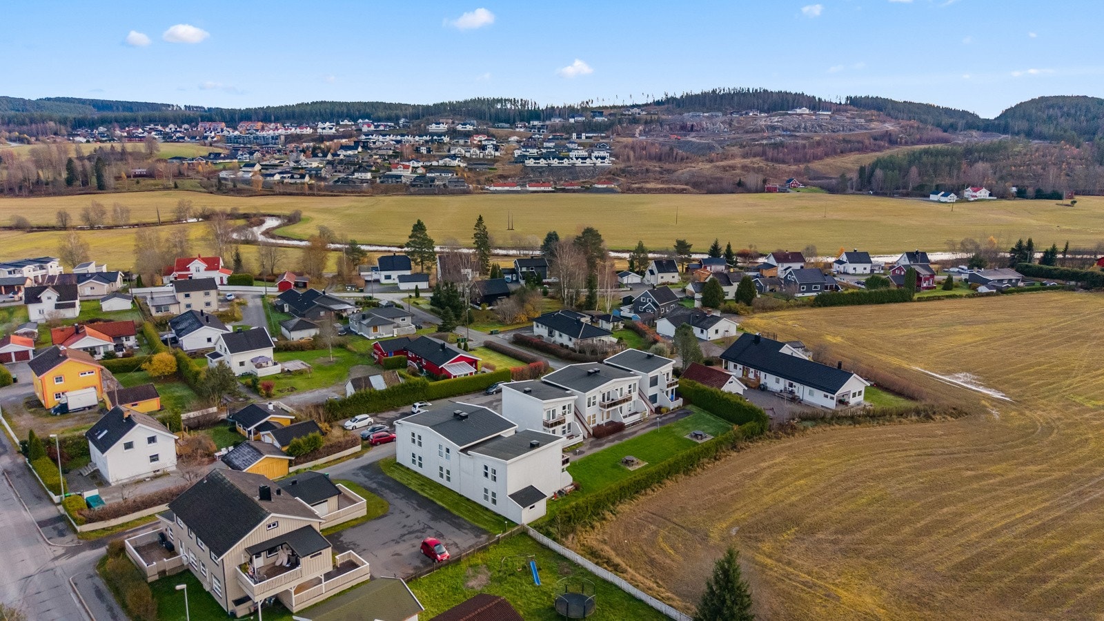Nærmeste bussholdeplass ligger ca. 3 minutters gange fra boligen, med forbindelse videre mot nærliggende tettsteder. Galleribilde