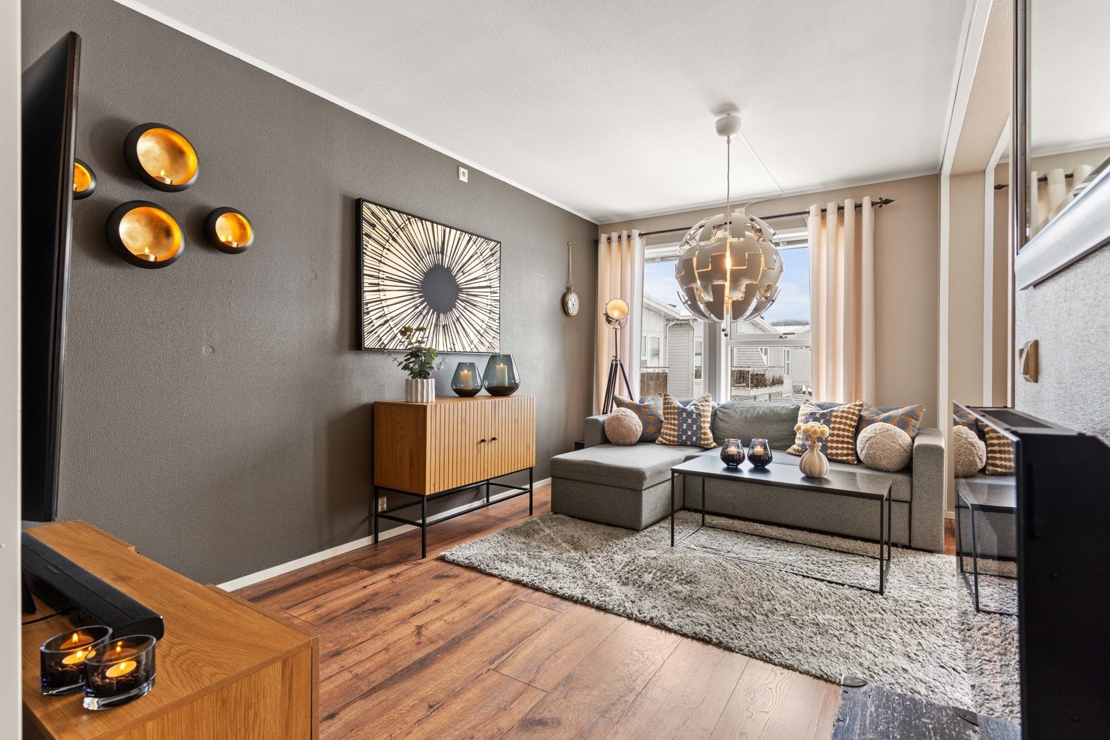 Store vindusflater gir rikelig med dagslys. Galleribilde