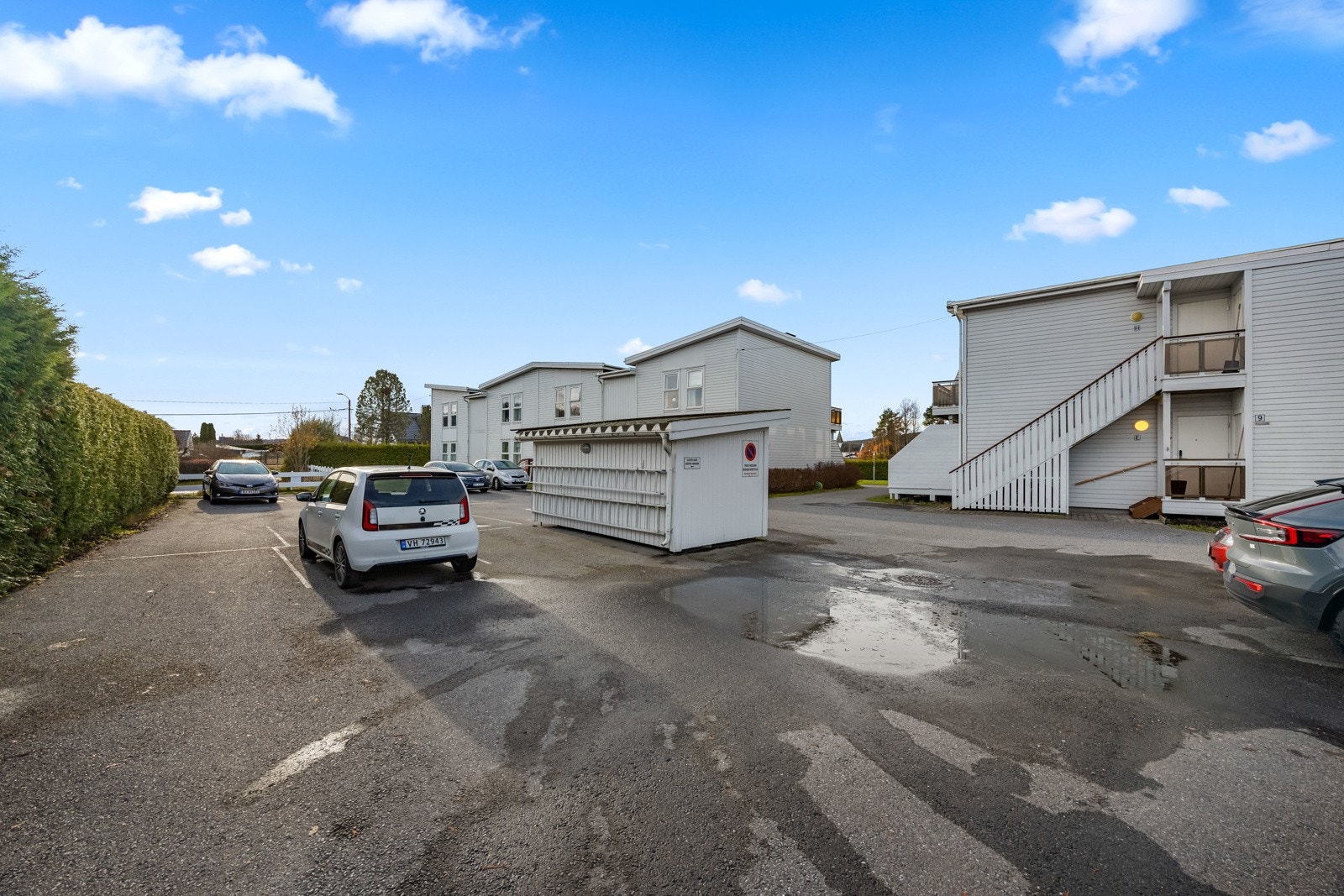 Parkering på felles biloppstillingsplass. Galleribilde