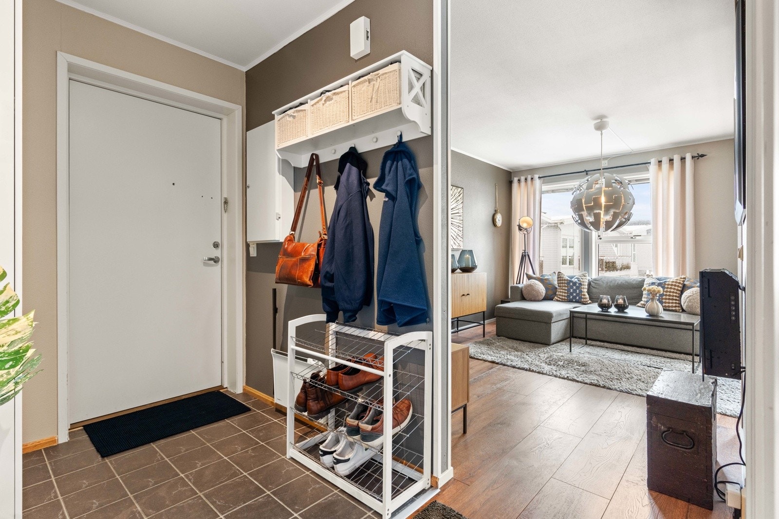 Entréen gir et ryddig førsteinntrykk med plass til garderobeløsning. Galleribilde