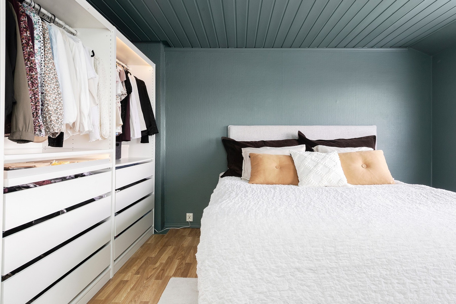 Hovedsoverom med god plass til dobbeltseng og garderobeskap. Galleribilde