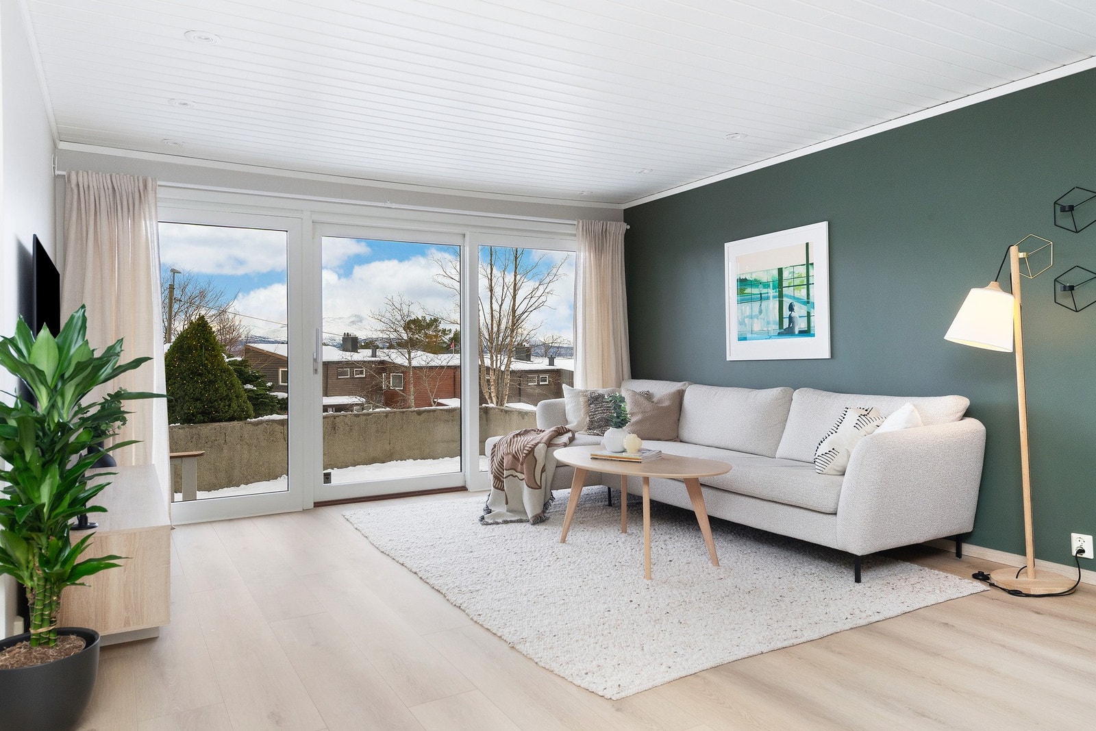 Stuen har store vinduer som slipper inn rikelig med naturlig lys. Galleribilde